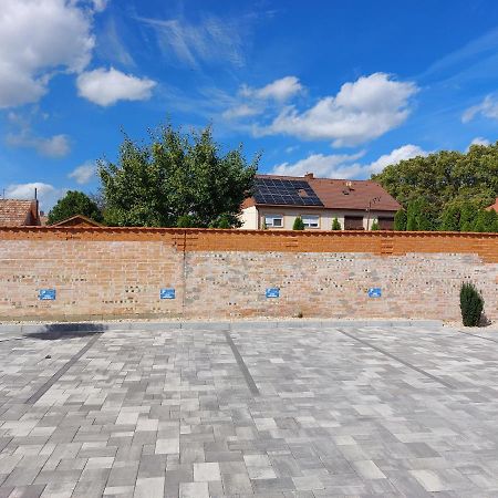 Linden Apartman 104 - Adults Only Mosonmagyaróvár Zewnętrze zdjęcie